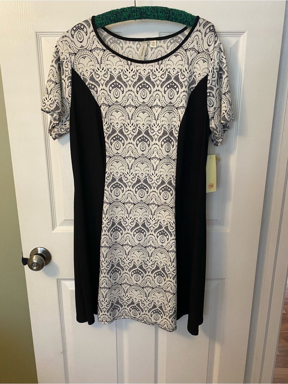 1X Black & White Patterned Short Sleeve Women’s Dress NWT Make Offer!